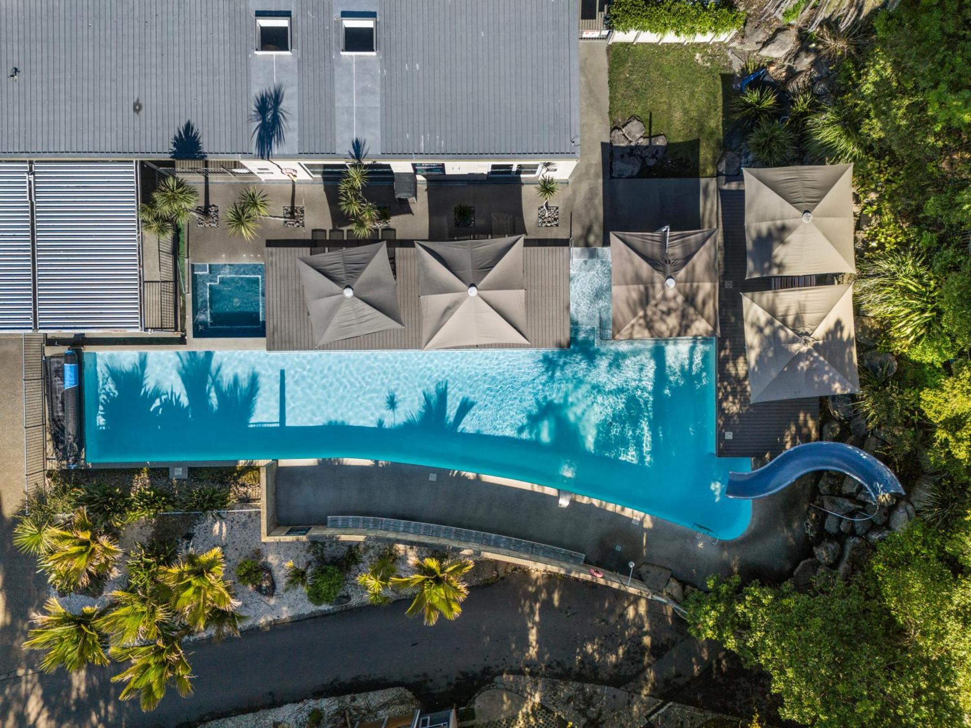 Tasman Holiday Parks - Waihi Beach 外观 照片 Aerial view of the pool