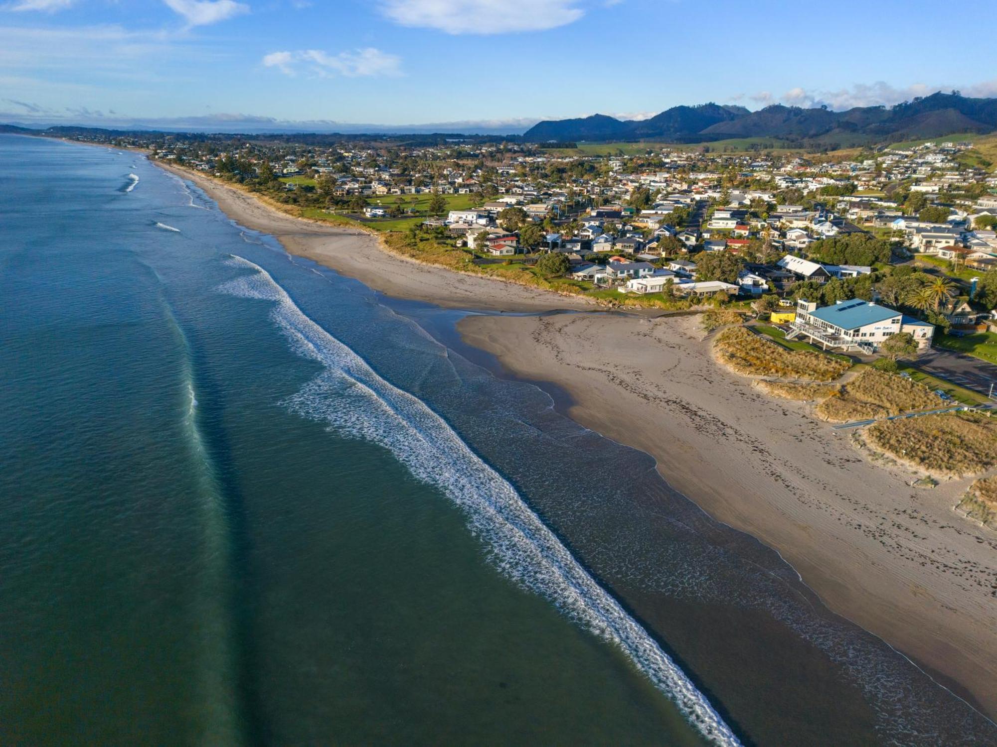 Tasman Holiday Parks - Waihi Beach 外观 照片 Aerial view of the beach at Waikuku