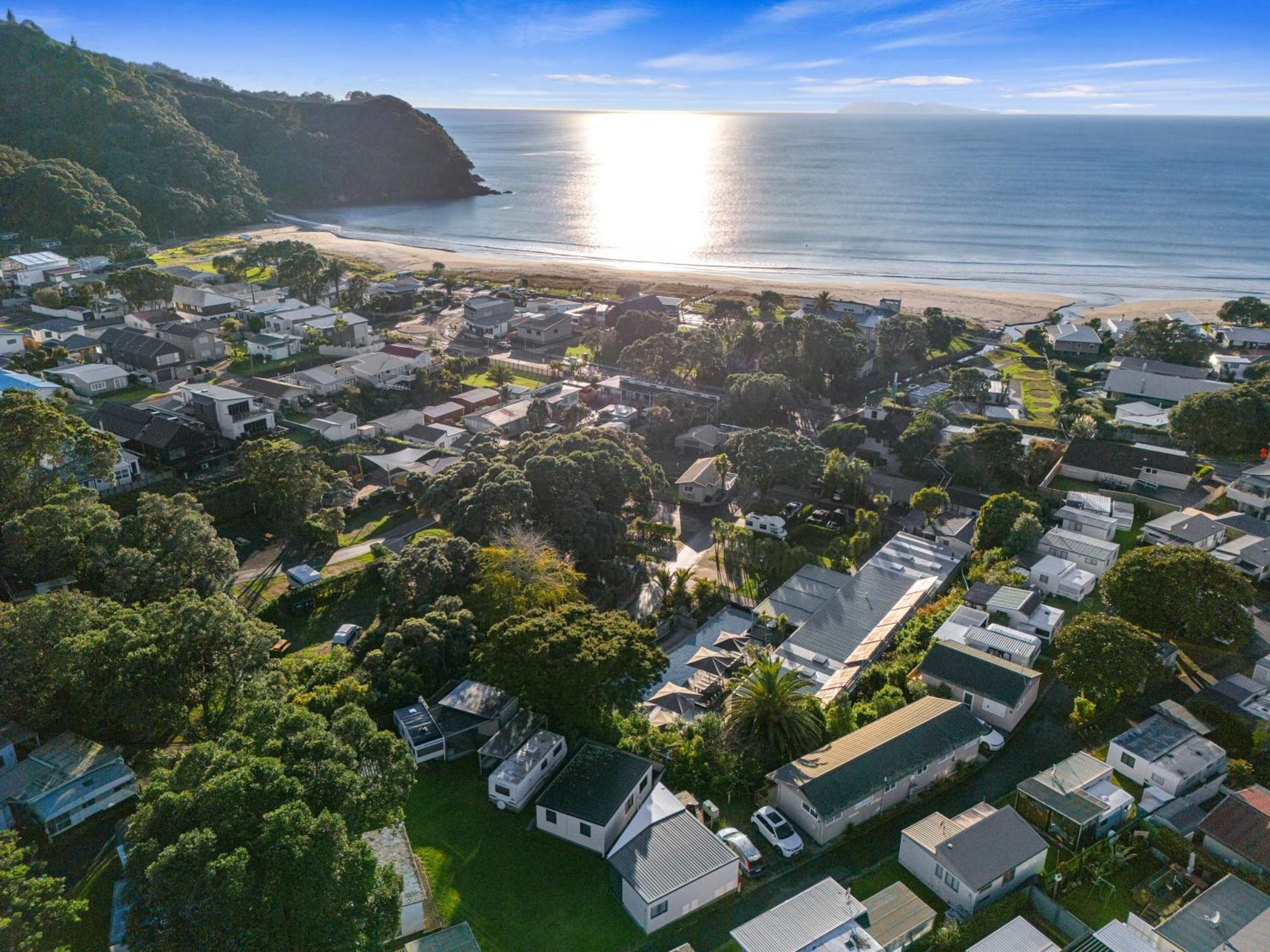 Tasman Holiday Parks - Waihi Beach 外观 照片 Aerial view of the town