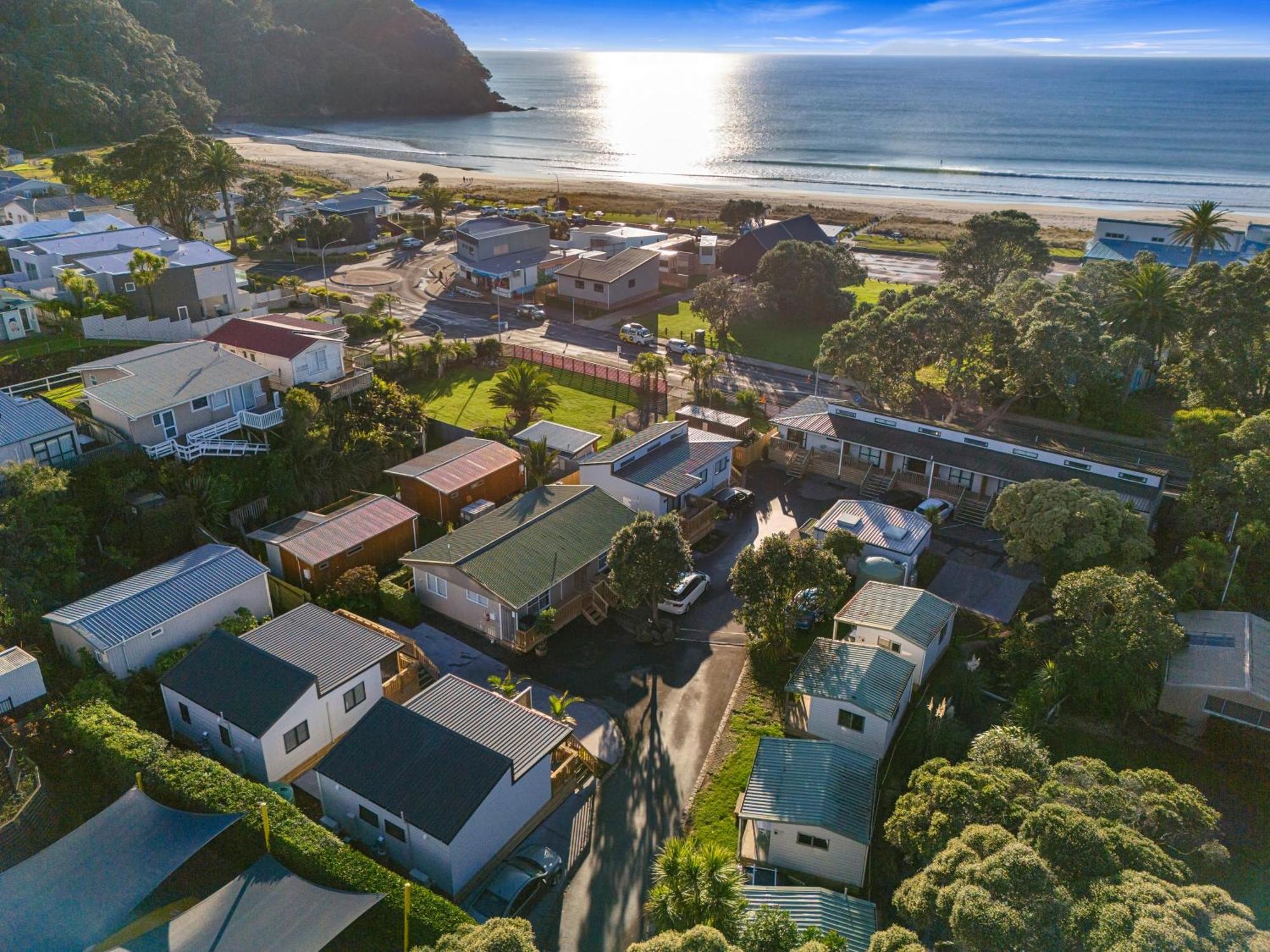 Tasman Holiday Parks - Waihi Beach 外观 照片 Aerial view of the town