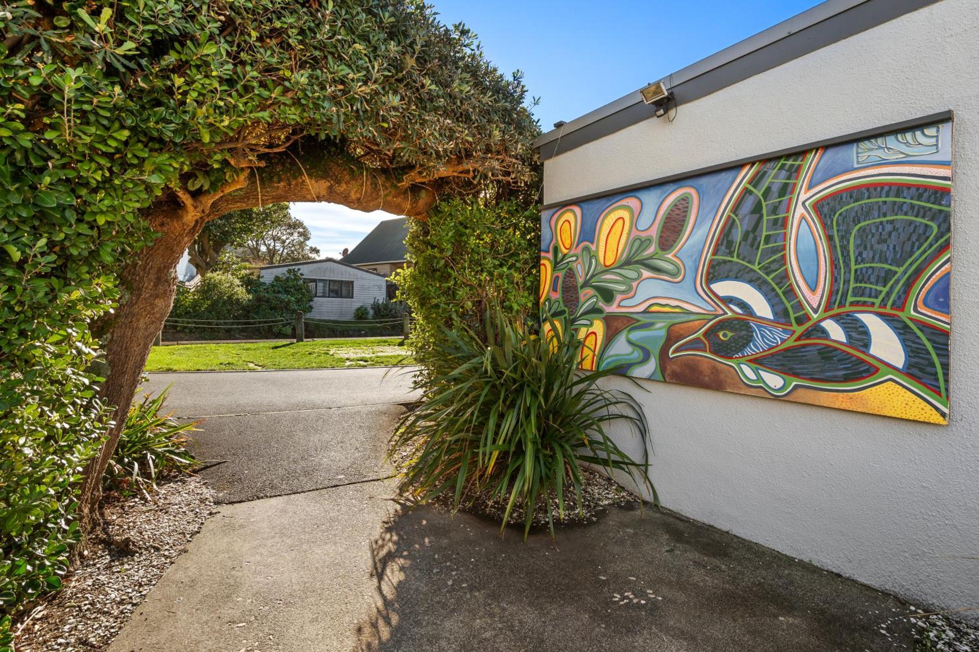 Tasman Holiday Parks - Waihi Beach 外观 照片 Mural on the side of a house in the suburb of St Johns, Auckland