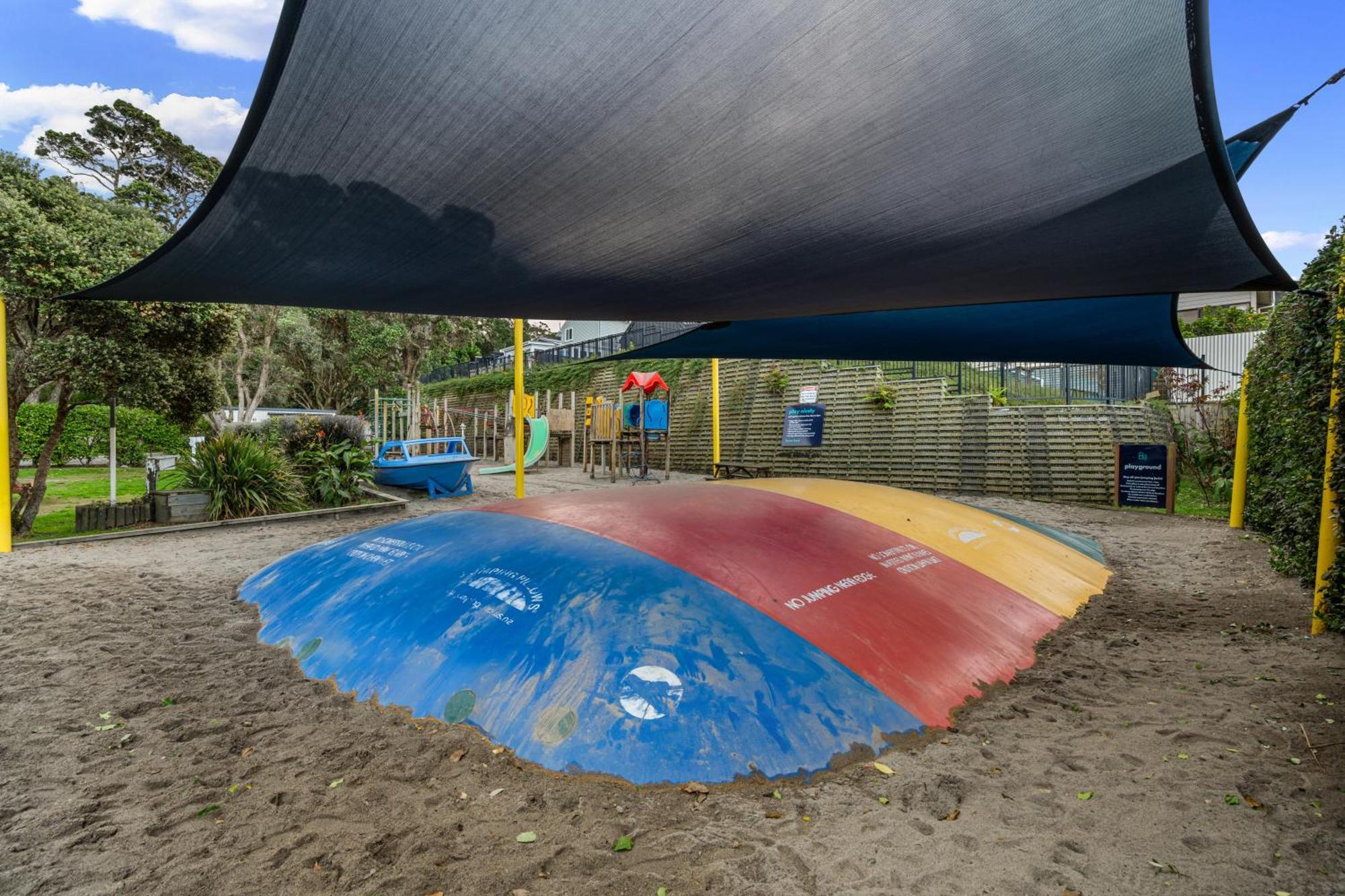 Tasman Holiday Parks - Waihi Beach 外观 照片 A jumping pillow at a playground in New Zealand