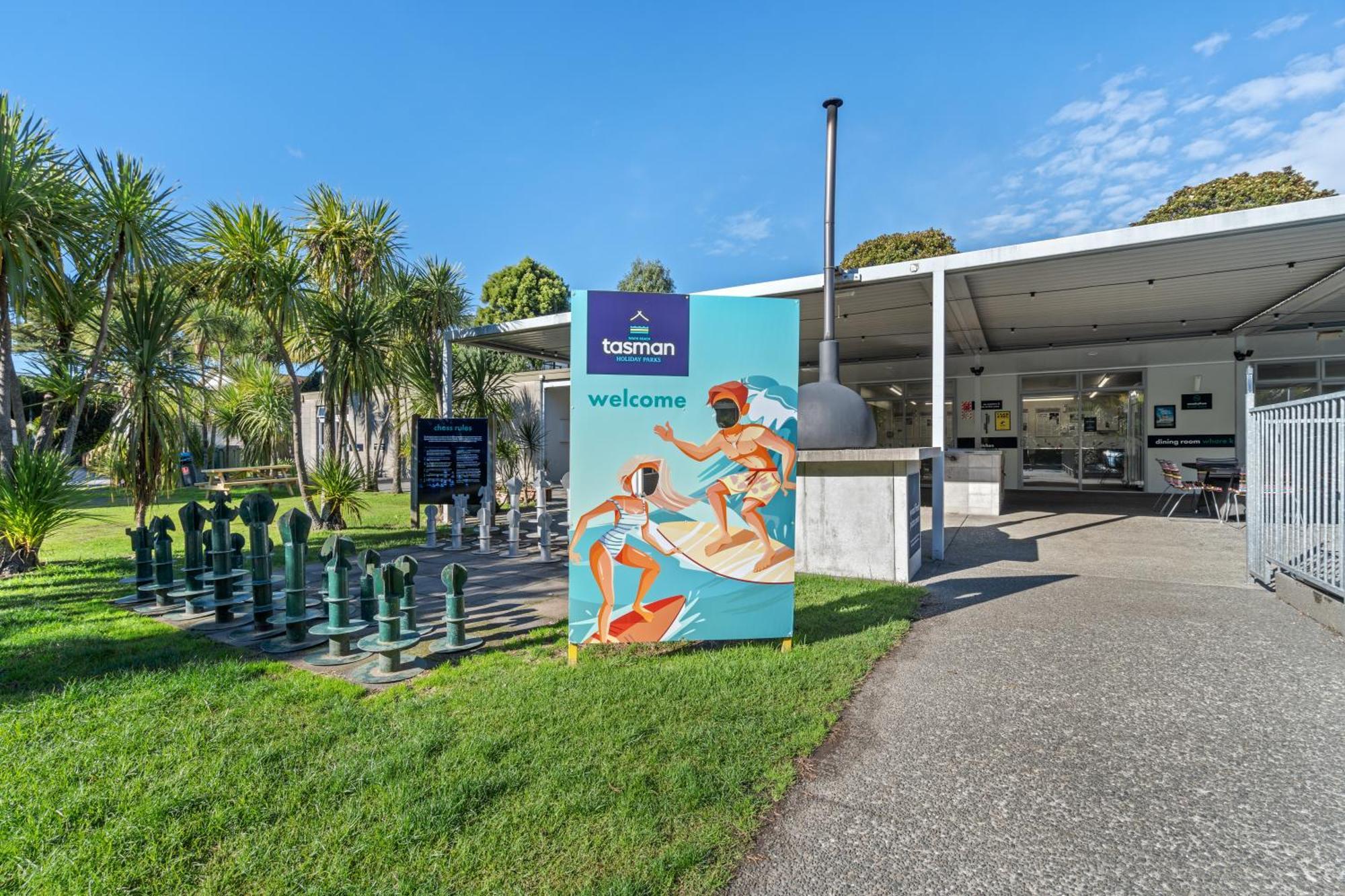 Tasman Holiday Parks - Waihi Beach 外观 照片 The entrance to the pool