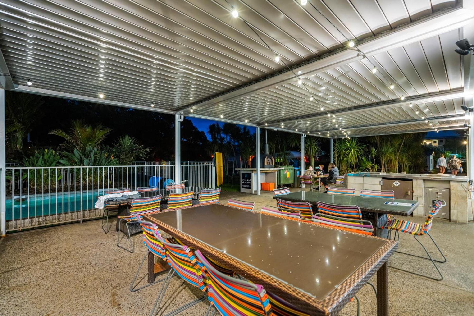 Tasman Holiday Parks - Waihi Beach 外观 照片 A louvred roof system