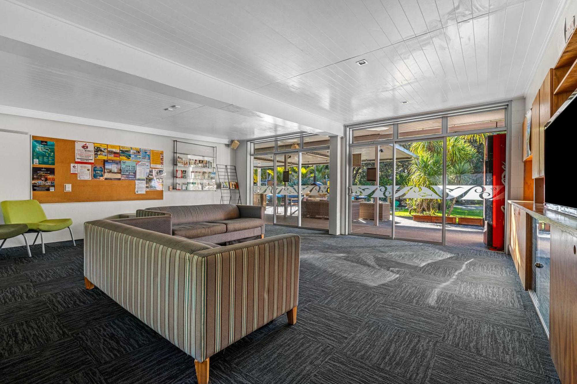 Tasman Holiday Parks - Waihi Beach 外观 照片 The interior of the school's main building