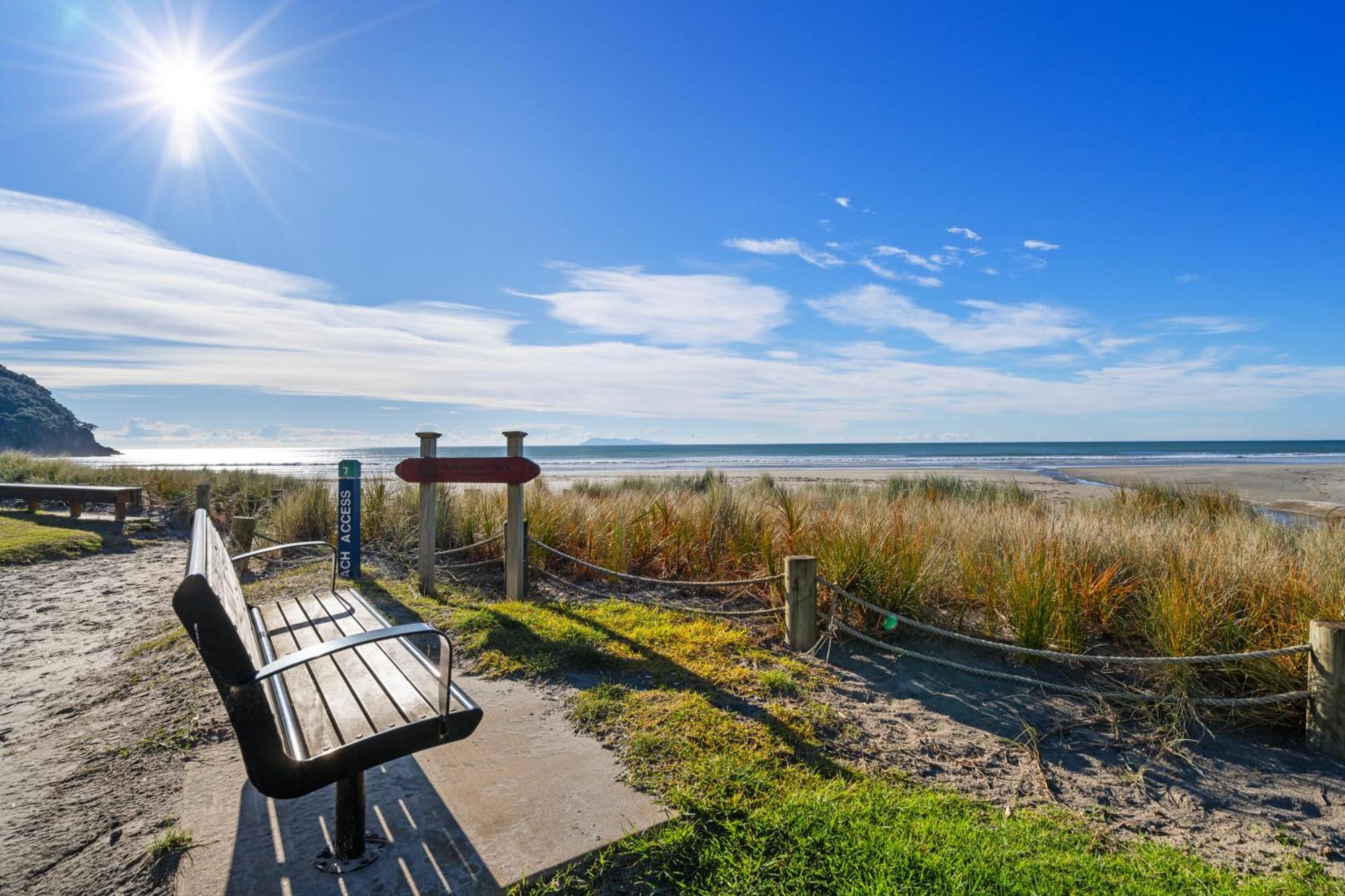 Tasman Holiday Parks - Waihi Beach 外观 照片 The beach at the end of the boardwalk