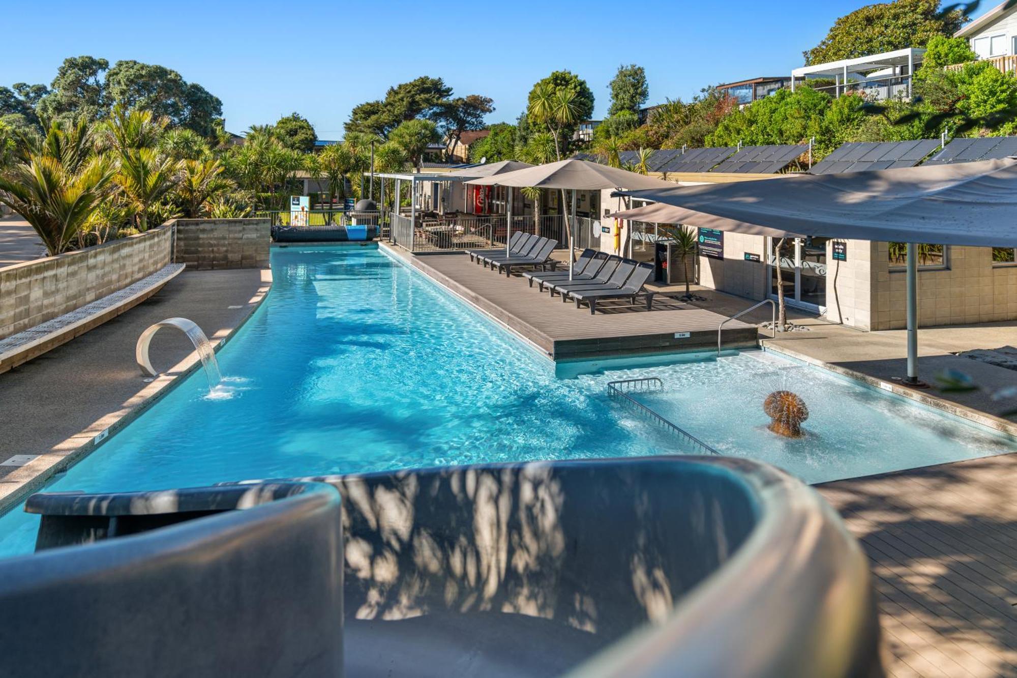 Tasman Holiday Parks - Waihi Beach 外观 照片 The pool at the Bay of Many Coves