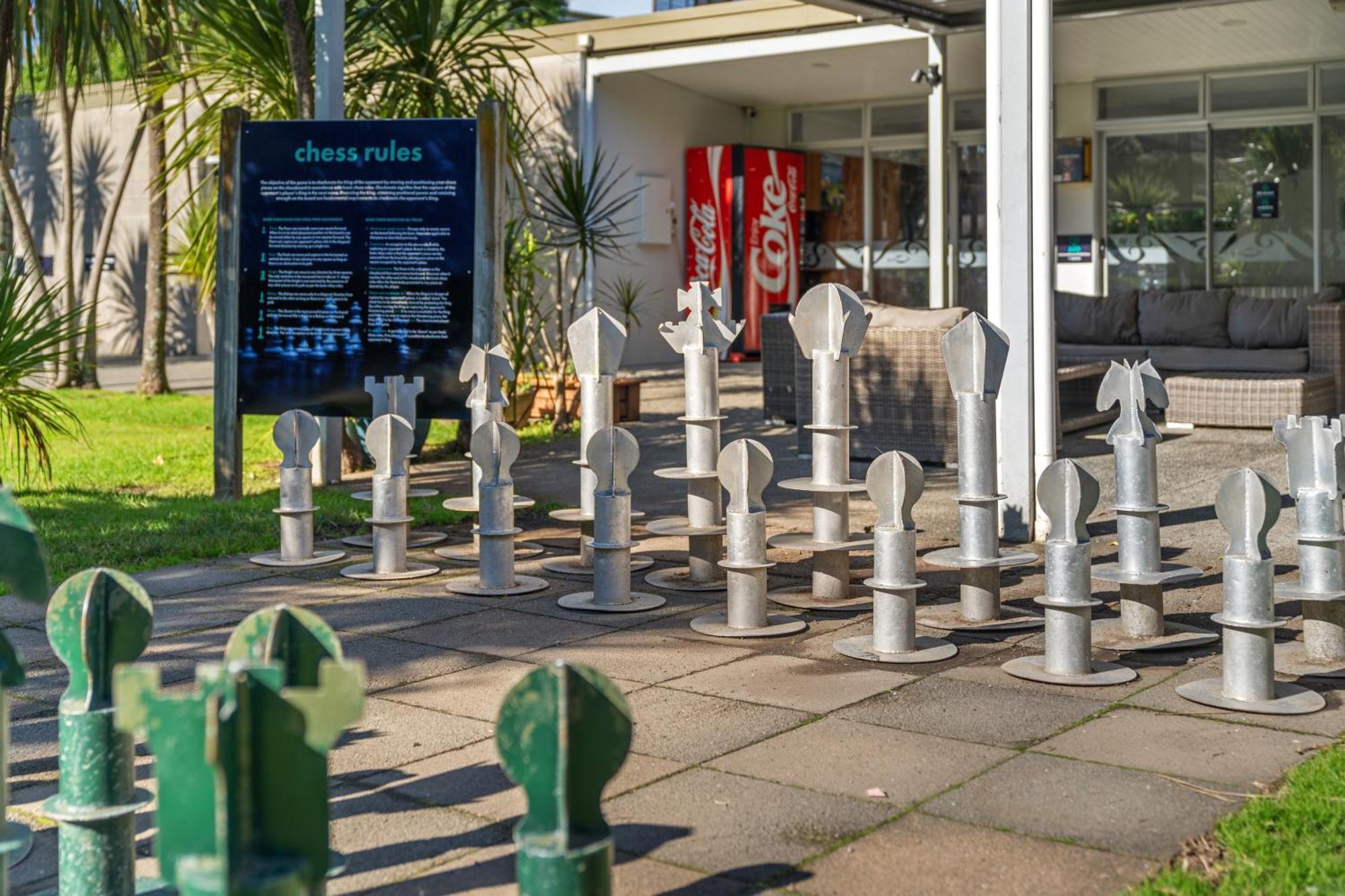 Tasman Holiday Parks - Waihi Beach 外观 照片 Chess set at the entrance of the library