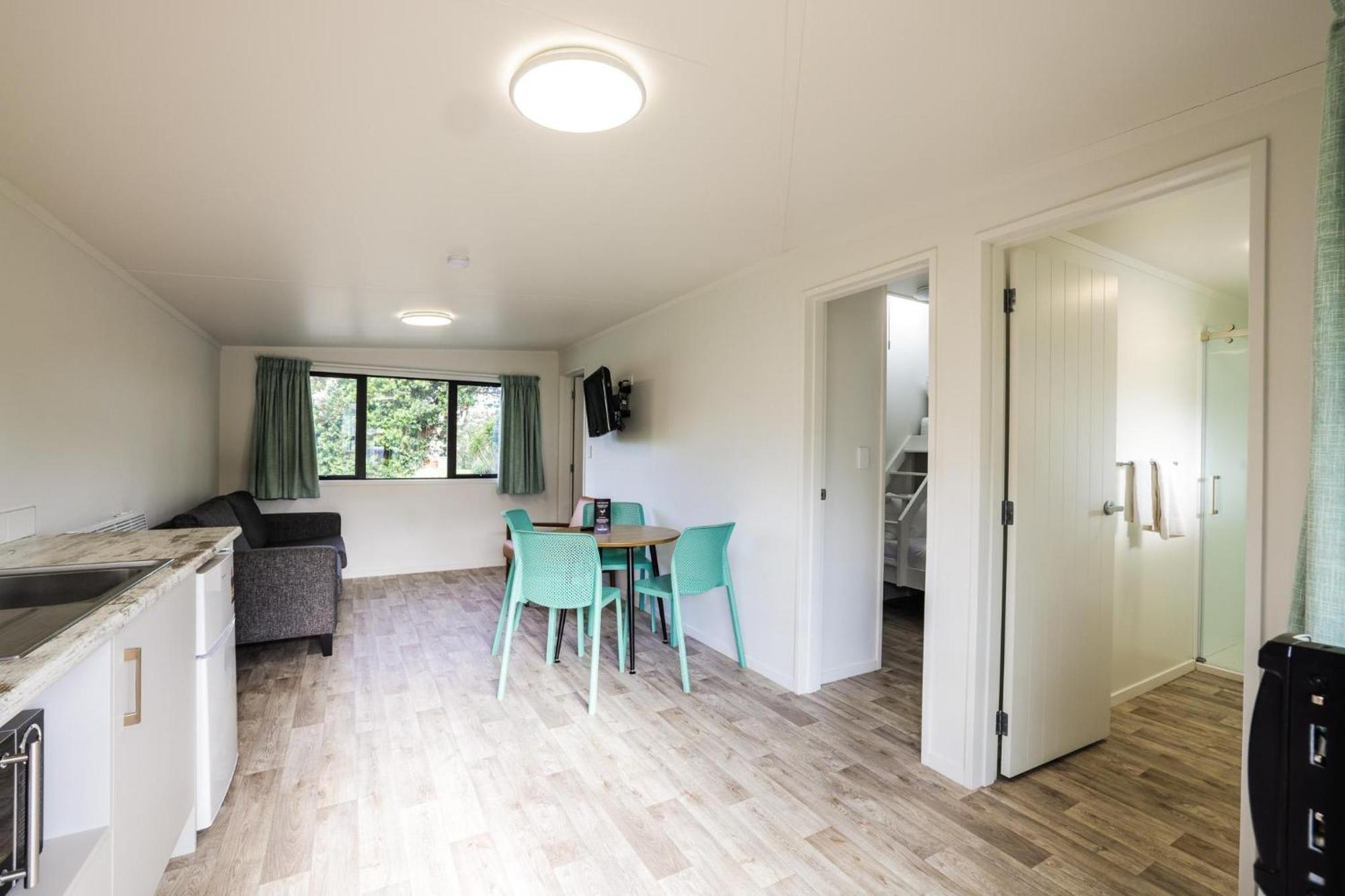 Tasman Holiday Parks - Waihi Beach 外观 照片 A typical one-bedroom apartment at the park