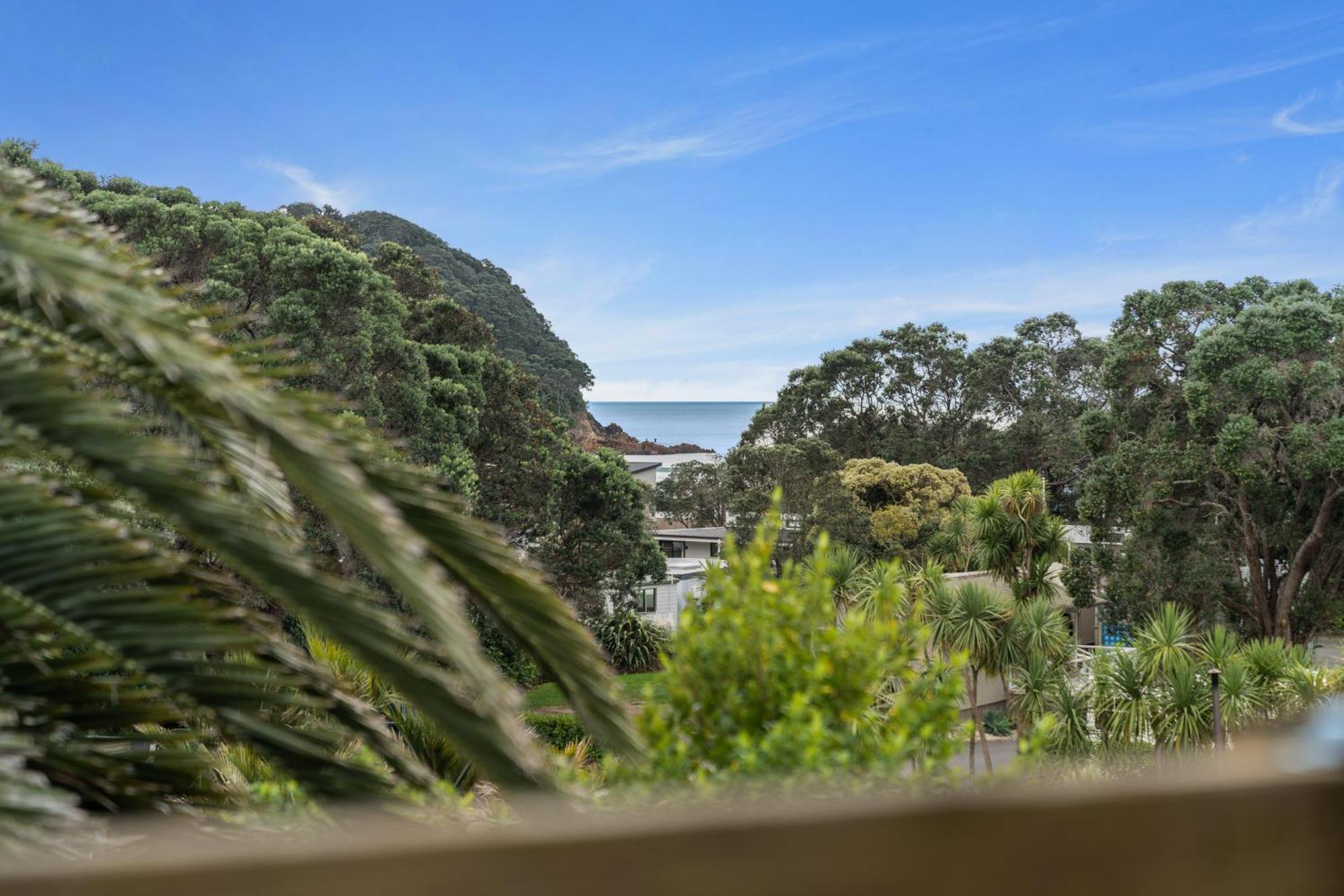 Tasman Holiday Parks - Waihi Beach 外观 照片 View of the bay from the town