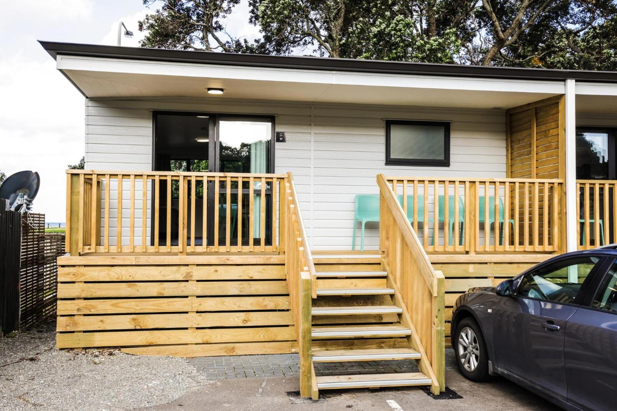Tasman Holiday Parks - Waihi Beach 外观 照片 A tiny home in New Zealand