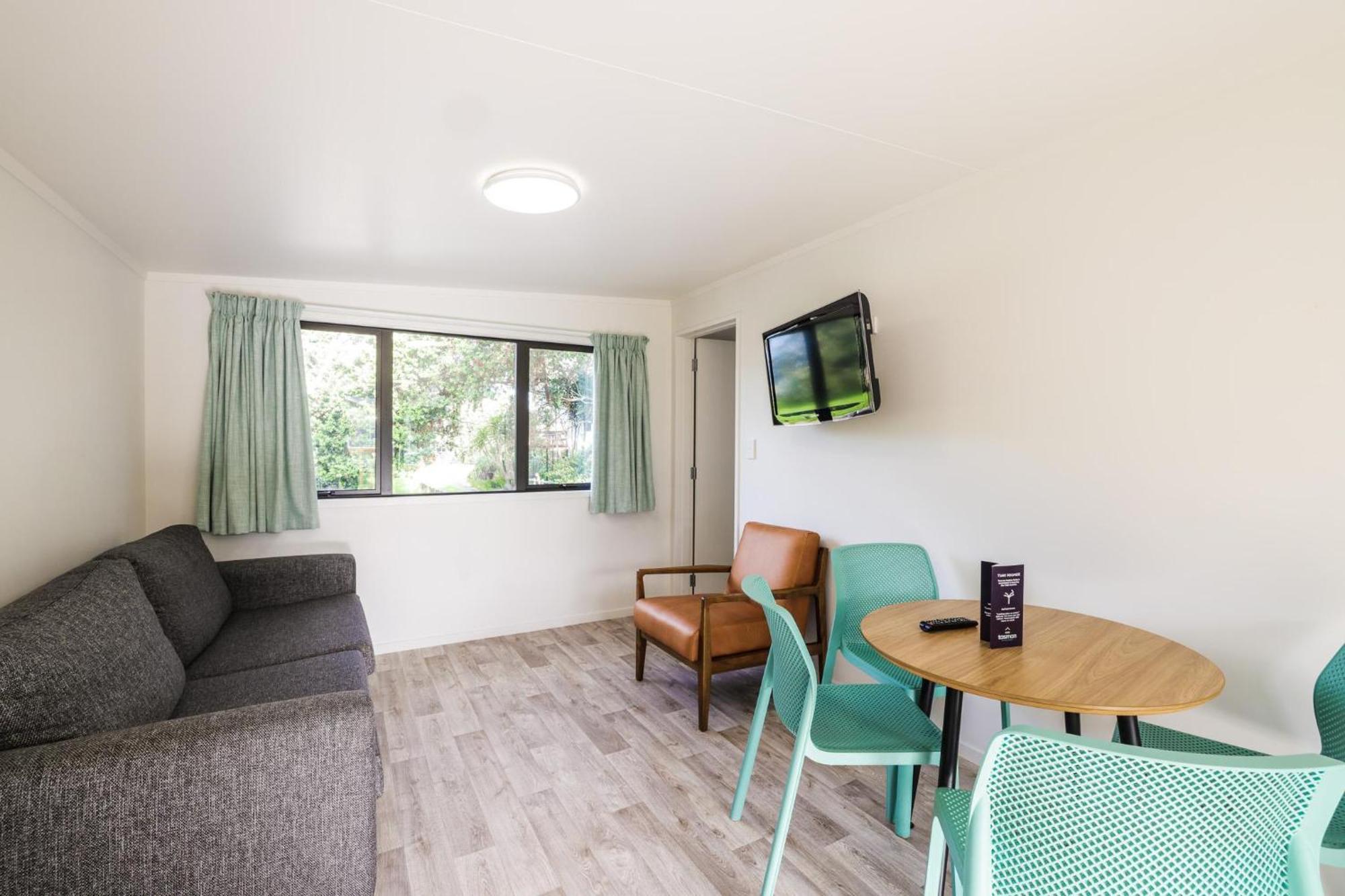 Tasman Holiday Parks - Waihi Beach 外观 照片 Living area of a one bedroom apartment