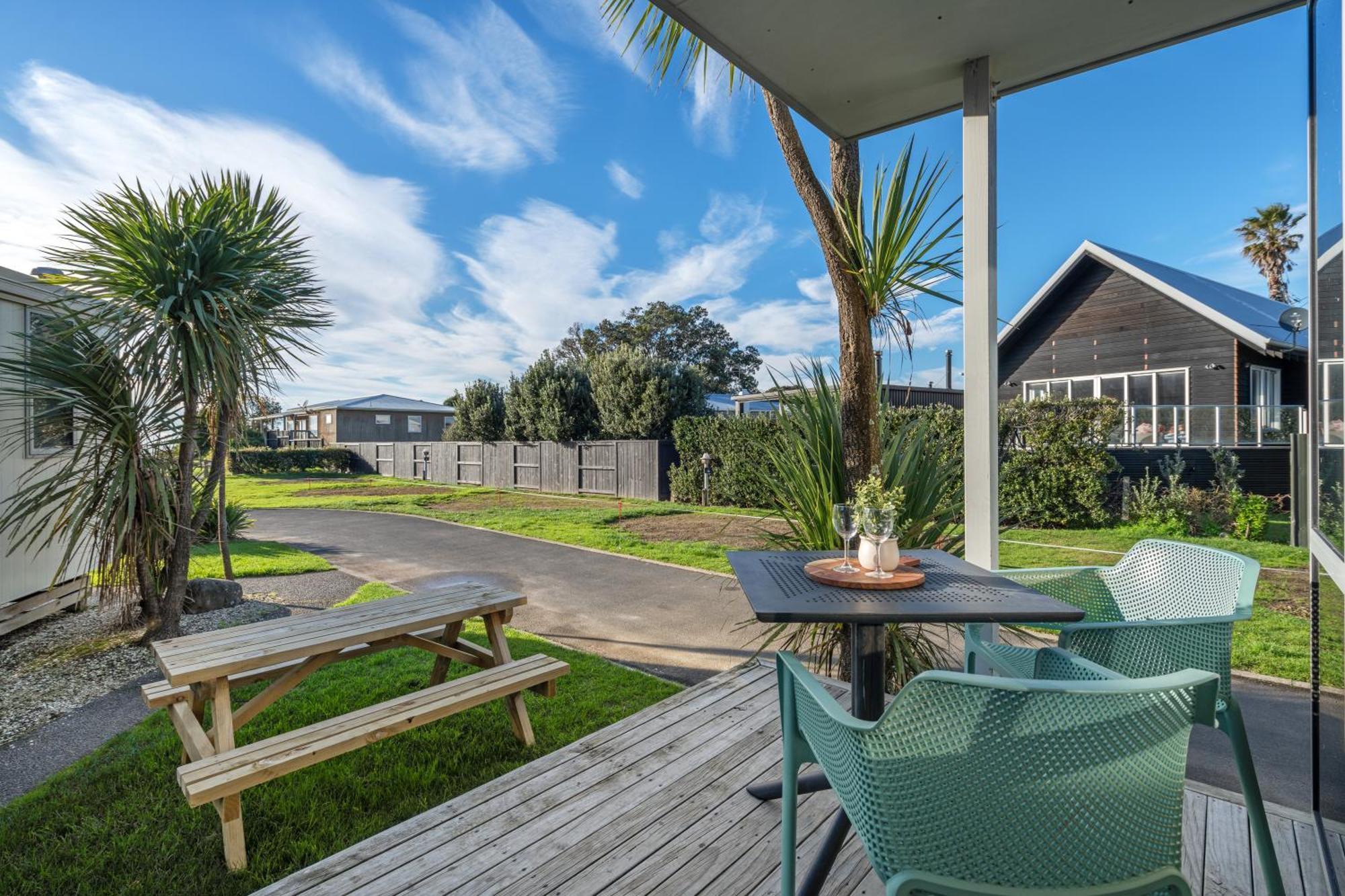 Tasman Holiday Parks - Waihi Beach 外观 照片 A view of the deck at the beach house
