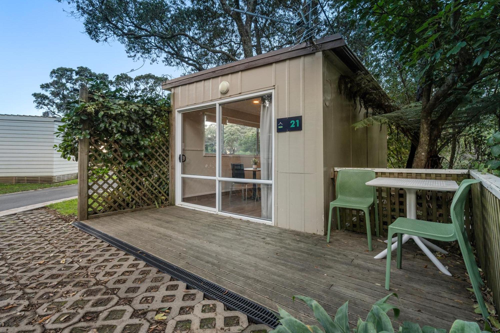 Tasman Holiday Parks - Waihi Beach 外观 照片 A typical studio cabin at the park