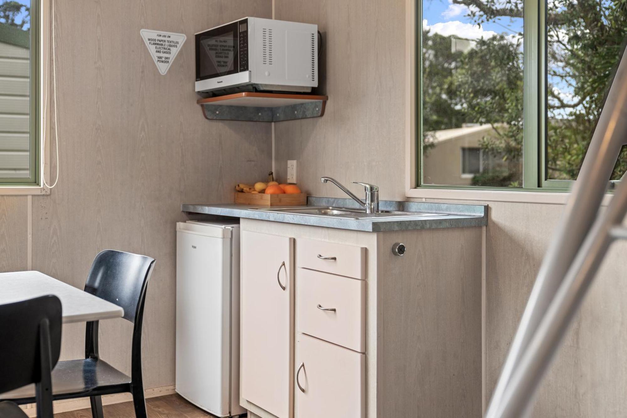 Tasman Holiday Parks - Waihi Beach 外观 照片 A typical kitchen in a typical studio