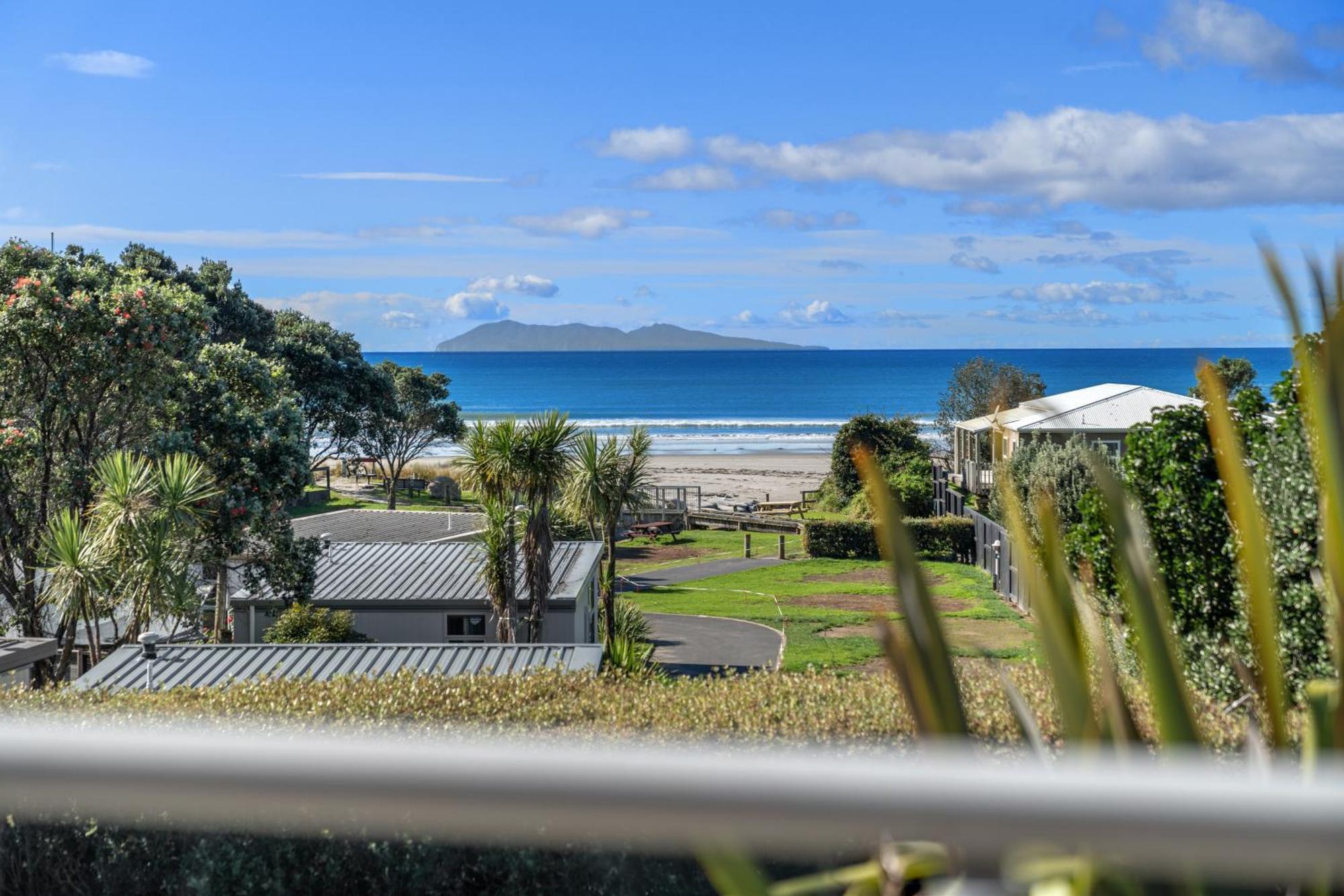Tasman Holiday Parks - Waihi Beach 外观 照片 View of the bay from the town