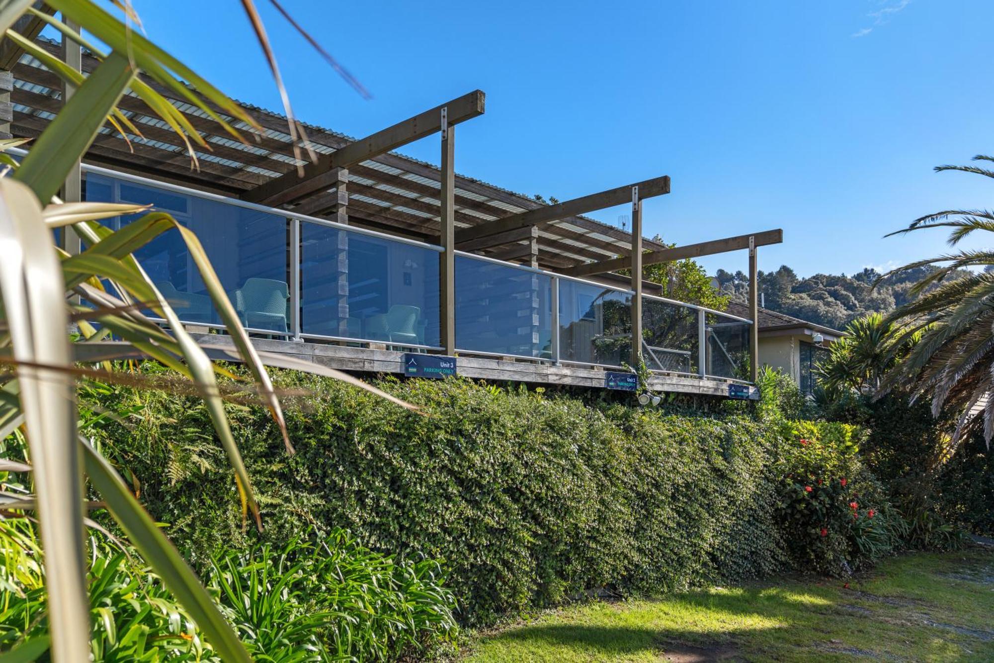 Tasman Holiday Parks - Waihi Beach 外观 照片 The house from the garden