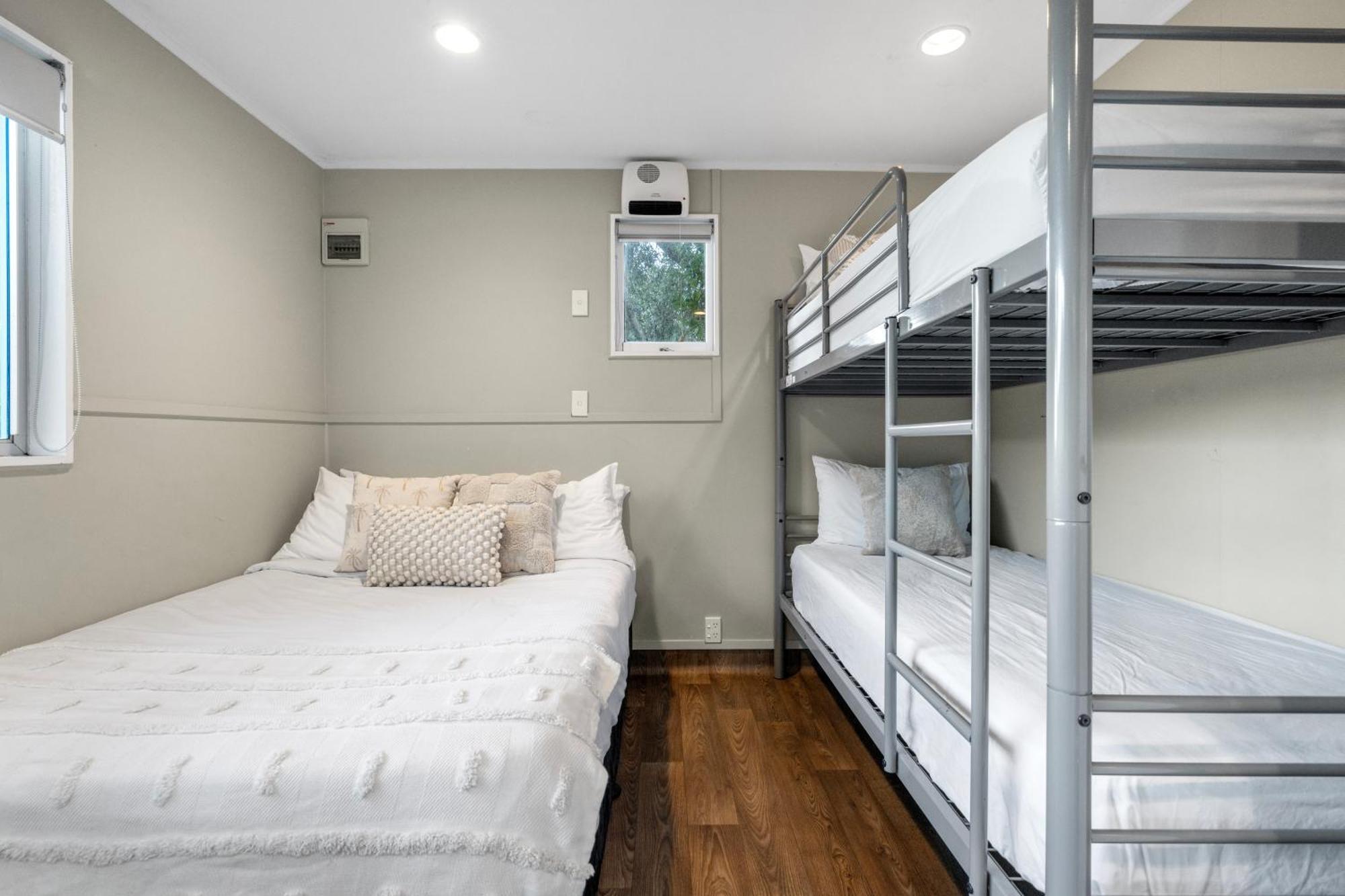 Tasman Holiday Parks - Waihi Beach 外观 照片 Bunk beds in a cabin