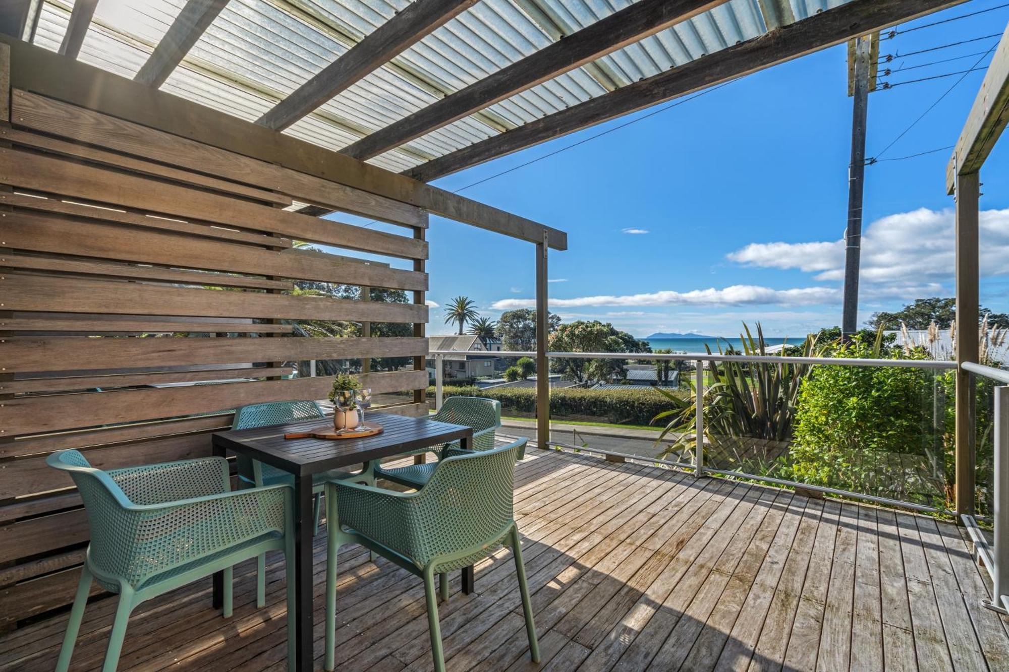 Tasman Holiday Parks - Waihi Beach 外观 照片 A deck in New Zealand