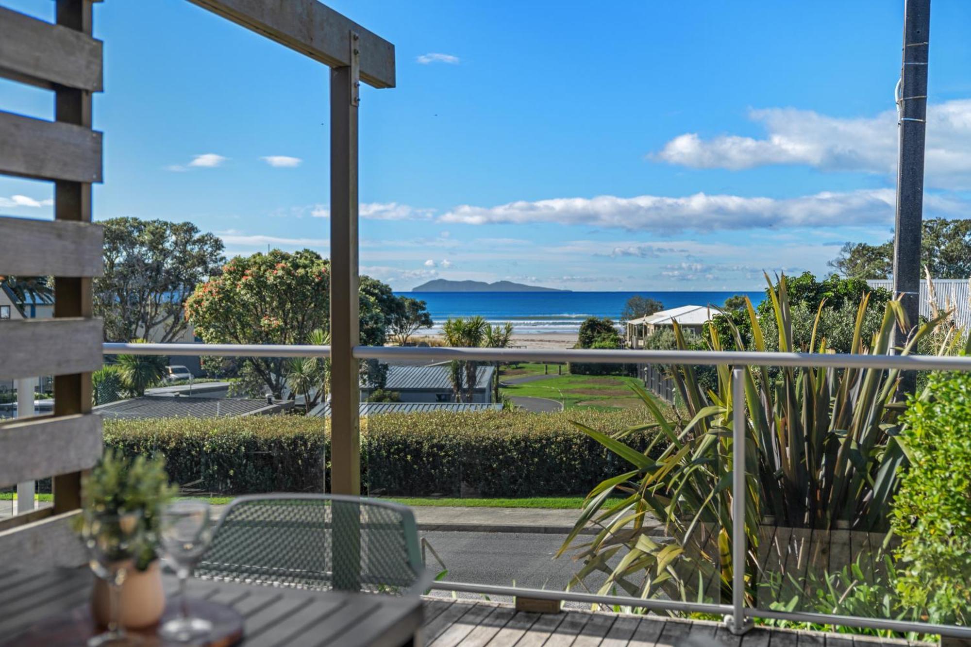 Tasman Holiday Parks - Waihi Beach 外观 照片 View of the bay from a house in Red Beach