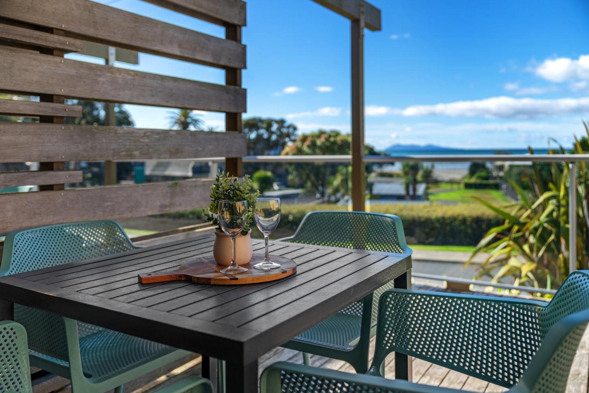 Tasman Holiday Parks - Waihi Beach 外观 照片 A balcony in New Zealand